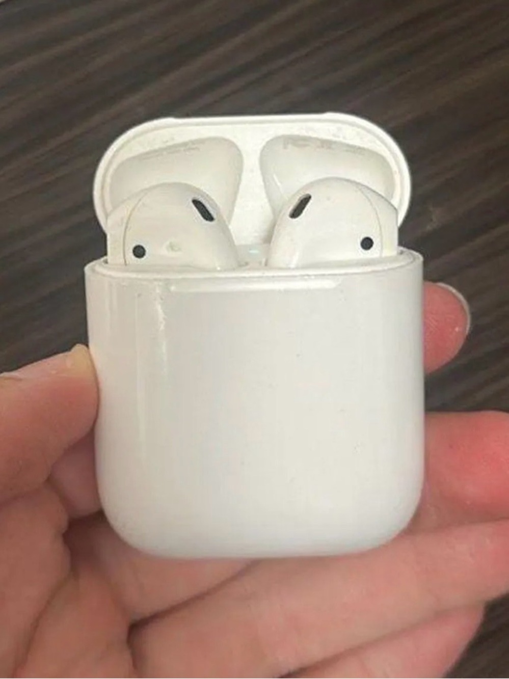 Apple White Wireless Earbuds with Charging Case